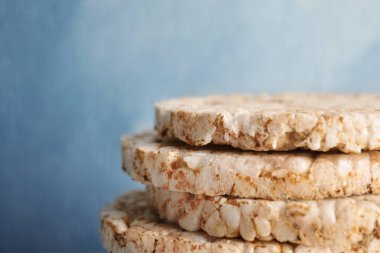 Renk arka plan, closeup gevrek pirinç kek yığını. Metin için yer