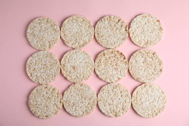 Gevrek pirinç kek renk arka plan, üstten görünüm