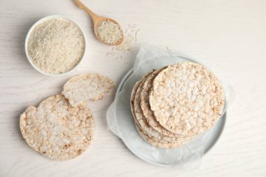 Beyaz ahşap zemin üzerinde gevrek pirinç kek ile düz yatıyordu kompozisyon