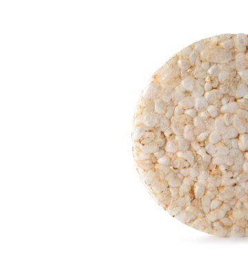 Beyaz arka plan üzerinde gevrek pirinç keki. Sağlıklı snack