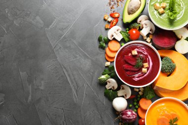 Çeşitli krem Çorbalar, malzemeler ve gri arka plan üzerinde metin için yer, düz yatıyordu. Sağlıklı gıda