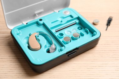 Ahşap arka plan üzerinde işitme cihazı ile durum