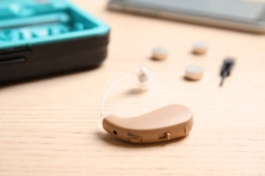 Ahşap masa, closeup üzerinde işitme cihazı. Tıbbi cihaz