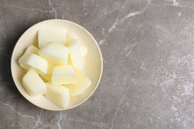 Gri arka plan, üstten görünüm üzerinde süt buz küpleri ile top. Metin için yer