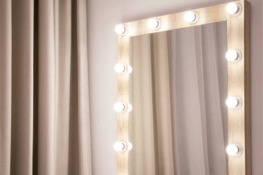 Makyaj aynası soyunma odasında duvarının yakınında. Metin için yer