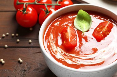 Taze ev yapımı domates çorbası masada, closeup ile top. Metin için yer