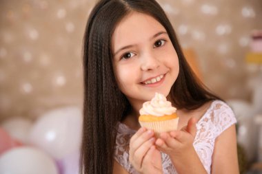 Küçük kızla mutlu içinde kek dekore edilmiş oda evde Doğum günü