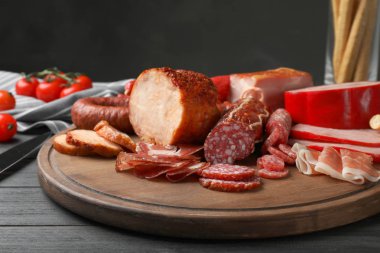 Kurulu farklı dilimlenmiş et ürünleri ile kesme masaya servis