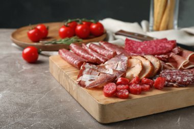 Kurulu farklı dilimlenmiş et ürünleri ile kesme masaya servis
