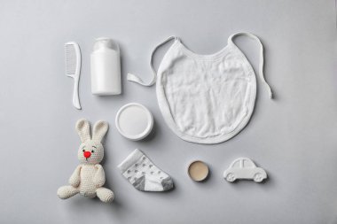 Gri arka plan üzerinde bebek aksesuarları ile düz yatıyordu kompozisyon