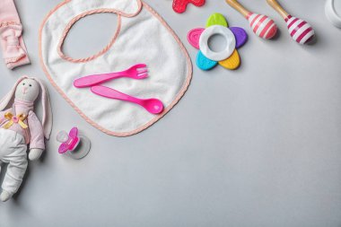 Bebek Aksesuarları ve oyuncaklar gri arka plan üzerinde düz yatıyordu kompozisyonu. Metin için yer