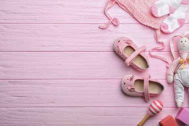 Bebek Aksesuarları ve oyuncaklar renk ahşap arka plan üzerinde düz yatıyordu kompozisyonu. Metin için yer