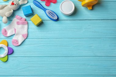 Bebek Aksesuarları ve oyuncaklar renk ahşap arka plan üzerinde düz yatıyordu kompozisyonu. Metin için yer