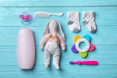 Bebek Aksesuarları ve oyuncaklar renk ahşap arka plan üzerinde düz yatıyordu kompozisyonu