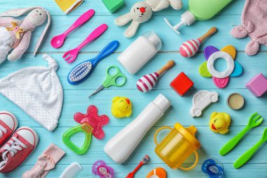 Bebek Aksesuarları ve oyuncaklar renk ahşap arka plan üzerinde düz yatıyordu kompozisyonu
