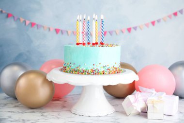 Taze lezzetli Doğum günü pastası, hediye ve balon renk arka plan karşı masada