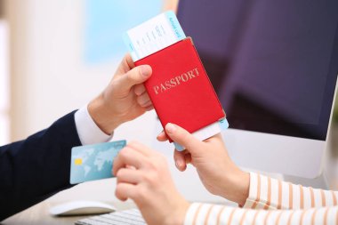Seyahat acentası, closeup istemcisinde pasaport ve bilet veren erkek Yöneticisi