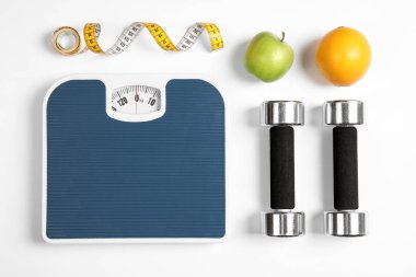 Ölçekler, meyve, mezura ve beyaz arka planda, üstten görünüm dumbbells ile kompozisyon