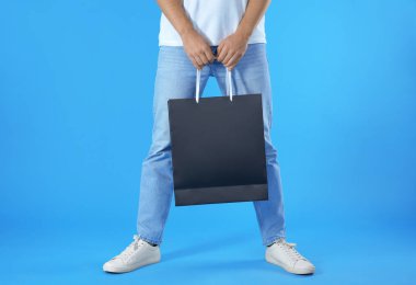 Kesekağıdı rengi arka plan, closeup üzerinde tutan genç adam. Mockup tasarım için