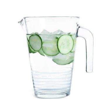 Sürahi taze salatalık su beyaz arka plan üzerinde