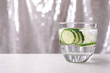 Bardak taze salatalık su tablo. Metin için yer