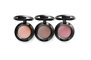 Beyaz arka planda, üstten görünüm farklı göz gölgeler. Dekoratif kozmetik