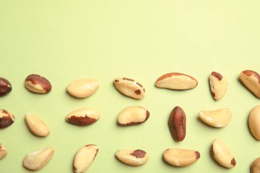 Brezilya fıstığı ve renk arka plan üzerinde metin için yer düz yatıyordu kompozisyonu