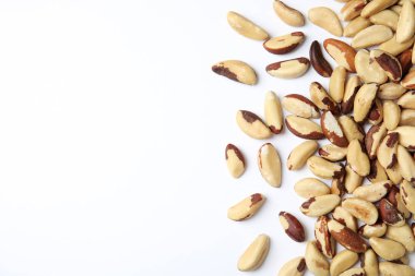 Birçok brasil fındık ve beyaz arka plan, üstten görünüm üzerinde metin için yer