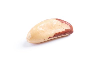 Beyaz zemin üzerine lezzetli Brezilya cevizi. Sağlıklı snack