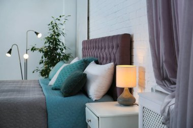 Modern oda iç ışık duvarının yakınında büyük rahat yatak