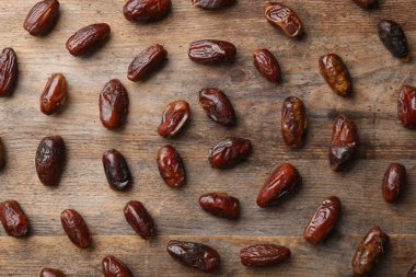 Ahşap arka plan üzerinde tarihleri ile düz yatıyordu kompozisyon. Kurutulmuş meyve sağlıklı çerez olarak