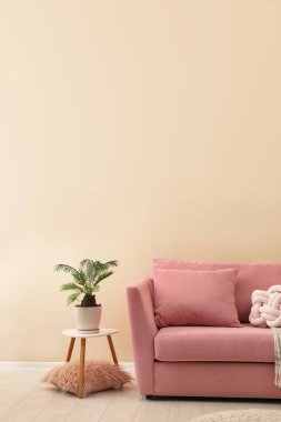 Basit salon iç renk duvarının yakınında modern kanepe ile. Metin için yer