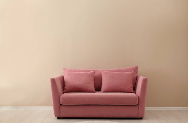 Basit salon iç renk duvarının yakınında modern kanepe ile. Metin için yer