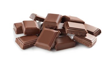 Beyaz arka planda lezzetli sütlü çikolata parçaları.