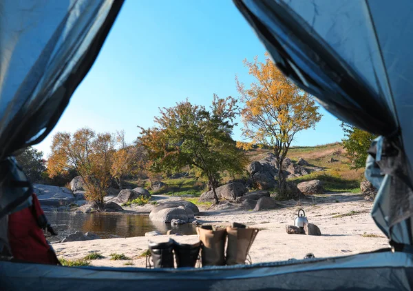 池塘附近风景如画的海岸 从野营帐篷可以看到 — 图库照片
