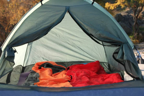 Camping Tält Med Sovsäckar Vildmarken — Stockfoto