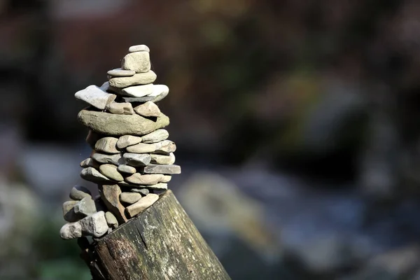 Πύργος Της Εξισορρόπησης Πέτρες Στο Κούτσουρο Δέντρο Στο Δάσος Χώρο — Φωτογραφία Αρχείου