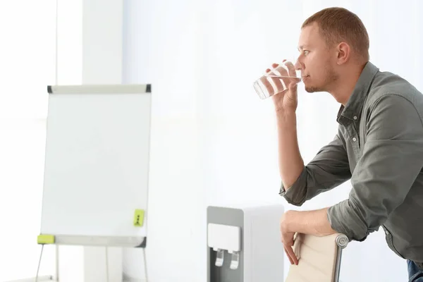 Hombre Teniendo Descanso Cerca Enfriador Agua Lugar Trabajo Espacio Para —  Fotos de Stock