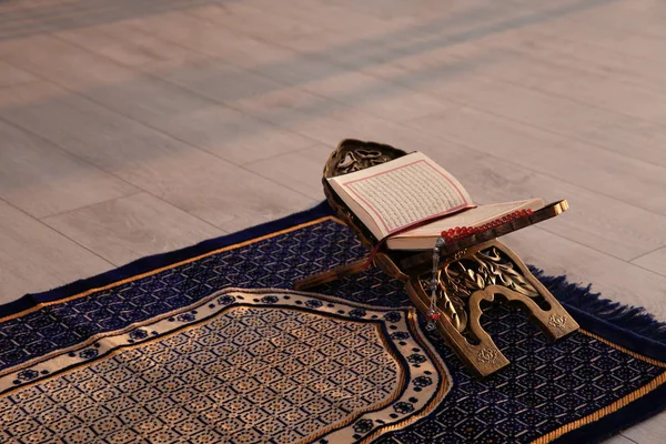 Kapalı Halı Üzerinde Açık Kur Müslüman Dua Boncuklarını Ile Rehal — Stok fotoğraf