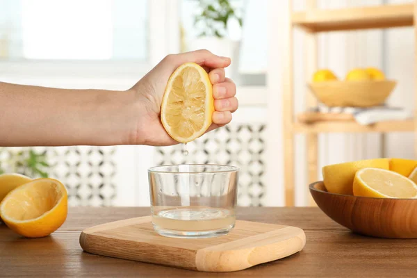 Mulher Espremendo Suco Limão Tigela Vidro Mesa — Fotografia de Stock