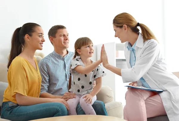 Medico Bambini Che Visita Bambina Con Genitori Casa Chiamata Domicilio — Foto Stock