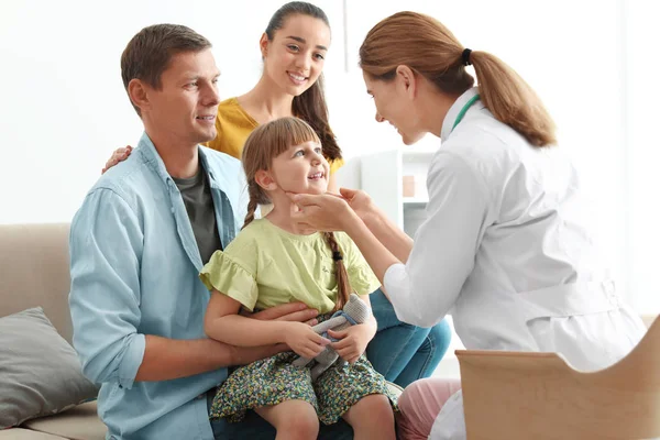 Médico Infantil Examinando Menina Perto Pais Casa Casa Chamada — Fotografia de Stock