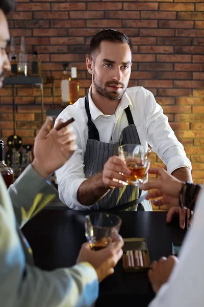 Bartender Dando Copo Uísque Cliente Bar — Fotografia de Stock