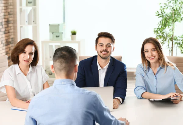 Comissão Recursos Humanos Realizando Entrevista Emprego Com Candidato Cargo — Fotografia de Stock