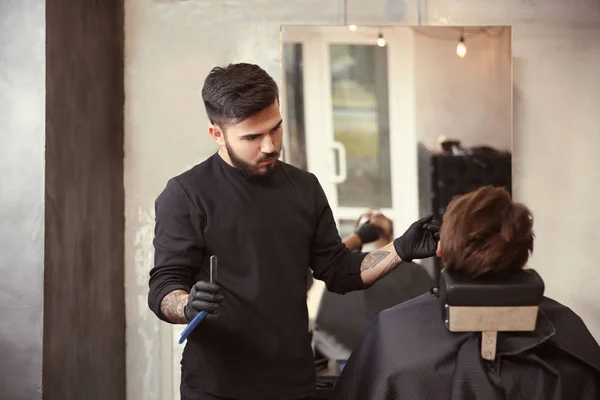 Cabeleireiro Profissional Cliente Barbear Com Navalha Reta Barbearia — Fotografia de Stock