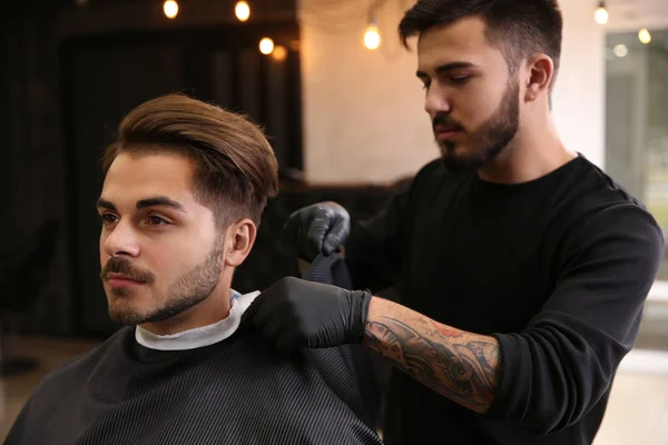 Peluquería Profesional Preparando Cliente Para Afeitarse Barbería — Foto de Stock