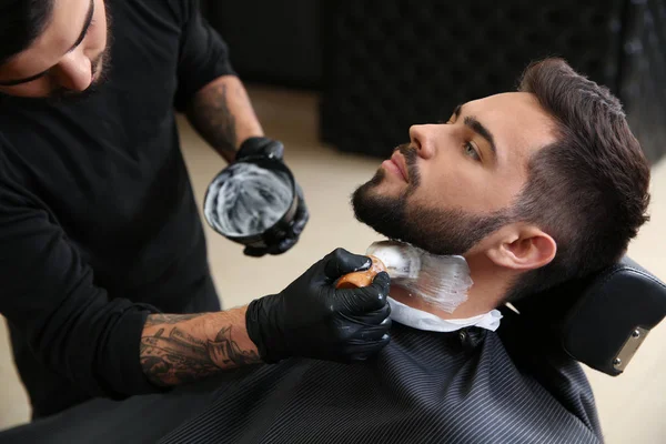 Frisör Som Arbetar Med Klienten Barbershop Professionell Rakning Service — Stockfoto