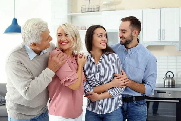 Família Feliz Casa Reunião Gerações — Fotografia de Stock