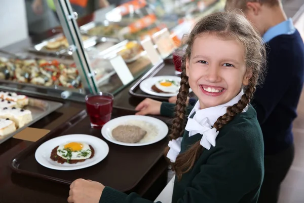 Bonito Menino Segurando Bandeja Com Comida Saudável Cantina Escola — Fotografia de Stock