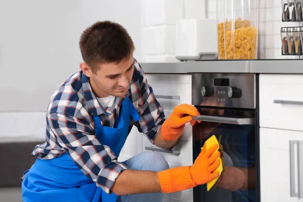 Mann Putzt Küchenofen Mit Lappen Haus — Stockfoto